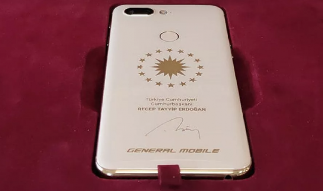 Türkiye'nin önde gelen yerli telefon markalarından General Mobile, 2 yıl önce üzerinde Cumhurbaşkanlığı forsu ve Recep Tayyip Erdoğan’ın imzası bulunan özel üretim GM 9 Pro model telefonu Cumhurbaşkanı Erdoğan'a hediye etmişti.