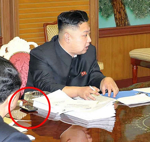 Adeta sır küpü olan ve 2013 yılına kadar ülkede cep telefonu kullanımına izin vermeyen Kuzey Kore lideri Kim Jong-Un'un masasındaki telefonun markası merak ediliyordu.