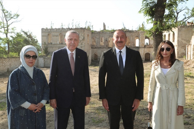 Erdoğan ve Aliyev, Azerbaycan'ın Şuşa şehrindeki bazı tarihi mekanları ziyaret etti.