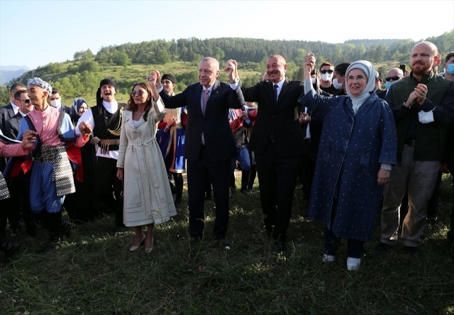 İki lider, daha sonra Cıdır Ovası’nda düzenlenen Karabağ atlarının gösterisini izledi.