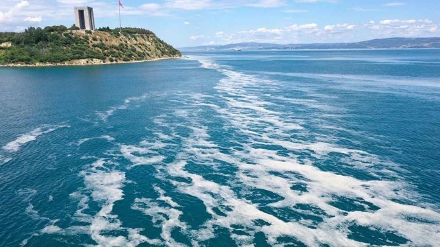 Marmara Denizi'ni istila eden müsilaj, Tarihi Gelibolu Yarımadası sahilinde de görülmeye başlandı.