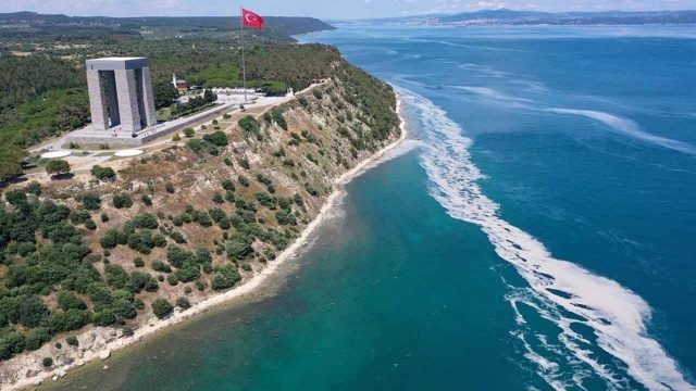 Köpüksü yapının, boğazın Ege Denizi yönünde bulunan yarımadadaki Seddülbahir köyüne doğru yayıldığı gözlendi.