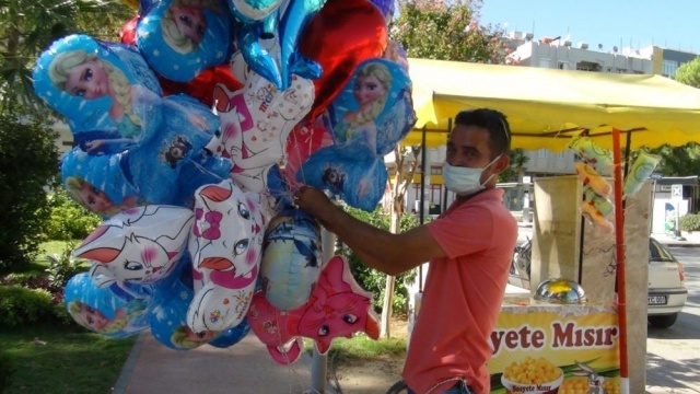 Antalya’da mezarlıktaki çocuk mezarlarına balon bağlayan baloncunun sosyal medyada paylaşılan görüntüleri yürekleri burktu. 