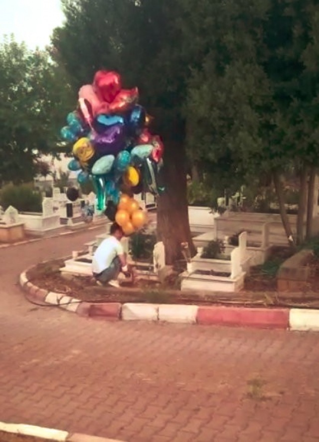 Yürekleri burkan olay Antalya'nın Serik ilçesinde yaşandı. Arafe günü mezarlık çevresinde olan bir vatandaş, bir baloncunun çocuk mezarlarını tek tek dolaşıp mezarları balon bağladığını görünce kayda girdi.