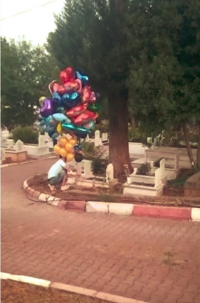 Geçimini çocuklara balon ve pamuk şeker satarak sağlayan Sait Kocakaya, arefe gününü yine sokaklarda çocuklara balon dağıtırken mezarlık yakınında kendisinden balon isteyen bir kadına 'Çocuğunu gönder vereyim' dedi. 