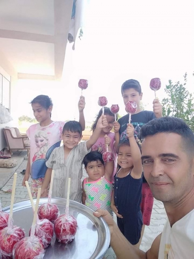 Her yıl kandillerde ve bayramlarda çocuklara şeker ve balon dağıtırım. Arefe günü mezarlık yanından geçerken bir kadın balon istedi, ben de çocuğunu göndermesini istedim. Çocuğunun mezarda olduğunu söyledi ve balonu alıp çocuğunun mezar taşına bağladı. Bundan çok etkilendim ve arefe günü çok fazla ziyaretçi olan mezarlığa gitmek için akşam saatlerini bekledim. hazırladığım balonları tek tek çocuk mezarlarına bağladım.