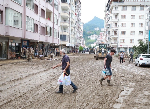 Artvin Afet ve Acil Durum Müdürlüğü (AFAD) koordinasyonunda yürütülen çalışmalar kapsamında ekipler, selden etkilenen Boğaziçi ve Cumhuriyet mahallerindeki iş yerleri ve evleri dolaşarak tutanaklarla hasar tespiti yapıyor.

