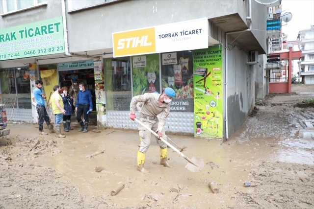 Vatandaşların ev ve iş yerlerinde temizlik çalışması da devam ediyor.

