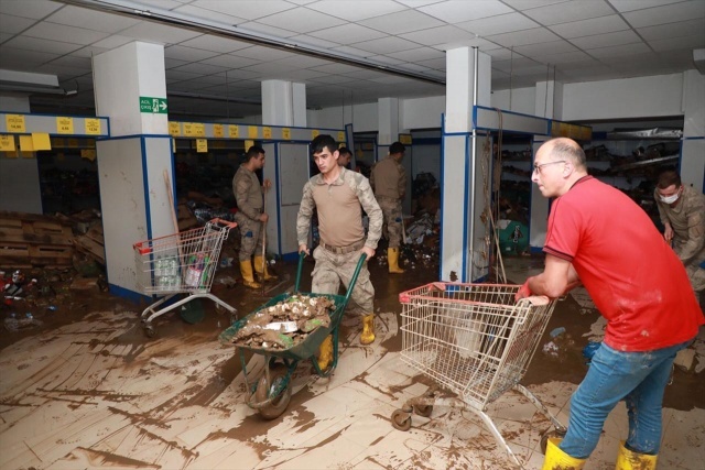 Bölgede görevlendirilen yaklaşık 500 asker de vatandaşların temizlik çalışmalarına yardım ediyor. 

