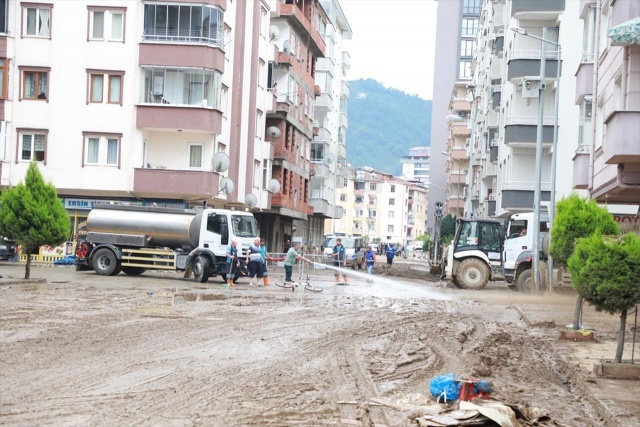 Ev ile iş yerlerindeki sel sularının tahliyesi, balçık ve rüsubat temizleme çalışmalarını gerçekleştiren askerler, eşyaların taşınmasında da yardımcı oluyor.