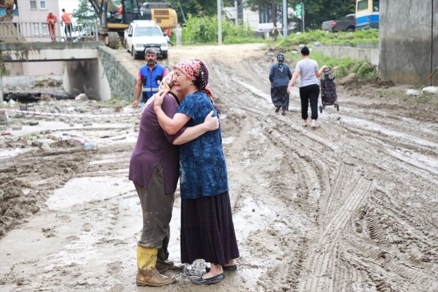 Esnaf Tanju Fitos, AA muhabirine, önceki gün yaşanan sel dolayısıyla 10-15 dakika içerisinde su seviyesinin aniden yükseldiğini ve iş yerinin asma katına çıkarak kurtulduklarını söyledi.

