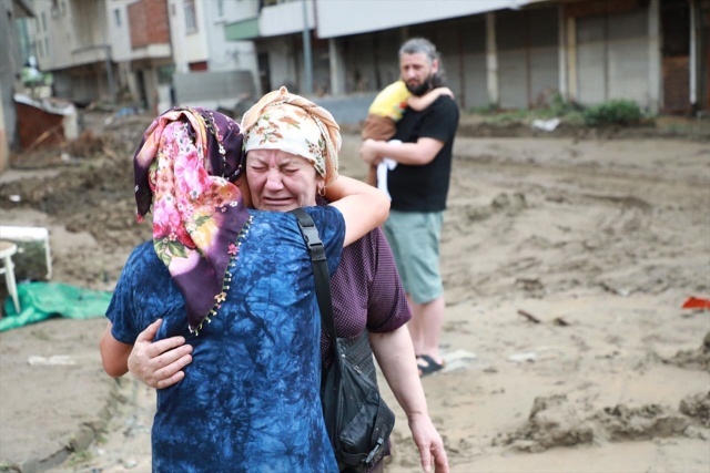 Selden zarar gören Aynur Öztabak da derenin bir anda yükselmesi nedeniyle evden çıkamadıklarını belirterek, 