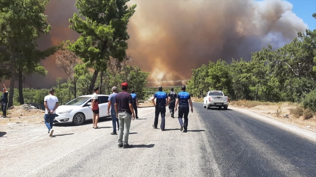 Antalya’nın Manavgat ilçesinde çıkan orman yangını büyüyerek devam ediyor. 