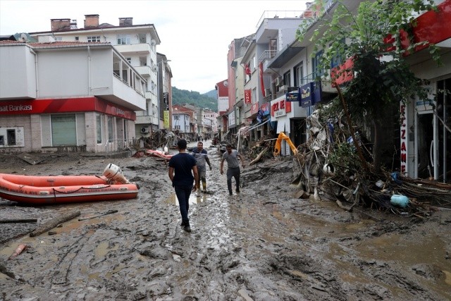  Su seviyesinin yüksek olduğu yerlerde vatandaşların tahliyesi botlarla gerçekleştirildi.
