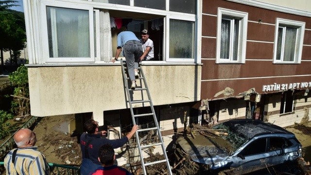 Kimi vatandaşlar kapılarından girdikleri evlerinde mahsur kalarak pencereden arama kurtarma ekipleri tarafından zorla çıkarıldı.