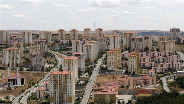 Akipek, kanunda yer alan bir diğer önemli düzenlemeye de işaret ederek, ev sahiplerinin 5 yılda bir kira bedelinin rayiç bedel oranında hâkim tarafından belirlenmesini isteme hakkı bulunduğunu dile getirdi.
Konut değerinin yıllar içinde metro, üniversite gibi yatırımlar nedeniyle artabildiğini belirten Akipek, 