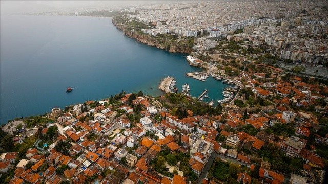 Türkiye Tüm Emlak Müşavirleri Federasyonu Başkanı Hacı Ali Taylan da kiralarda yüksek oranlı artışlar görüldüğünü bildirdi.
Kiralardaki artışın gelirdeki yükselişle doğru orantılı olmaması nedeniyle ailelerin zorluk yaşadığını vurgulayan Taylan, 