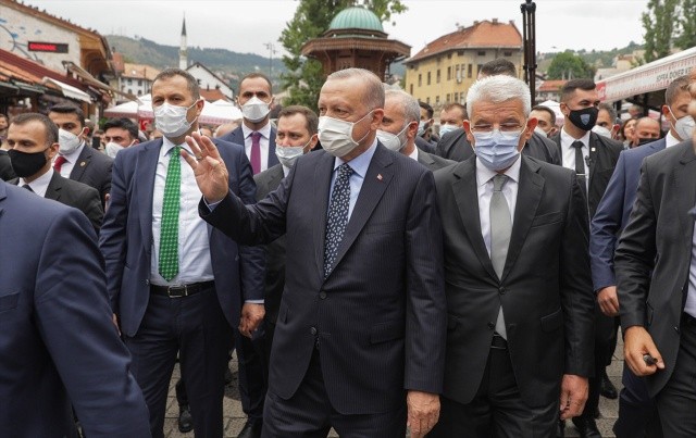 Cumhurbaşkanı Recep Tayyip Erdoğan, Bosna Hersek temasları kapsamında, başkent Saraybosna'daki tarihi Başçarşı'yı ziyaret etti. 