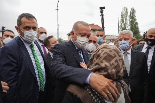 Erdoğan, Başçarşı Meydanı'nda toplanan Saraybosnalılar tarafından yoğun ilgiyle karşılandı.