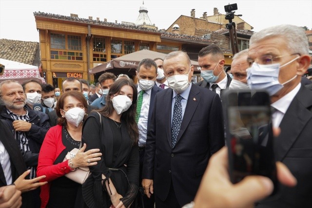 Erdoğan, Bosna Hersek temasları kapsamında, bağımsız Bosna Hersek'in ilk cumhurbaşkanı Aliya İzetbegoviç'in kabrini ziyaret etti.