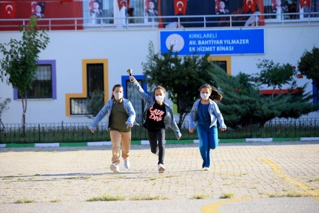 Yeni eğitim öğretim yılı hazırlıkları kapsamında okul öncesi ve ilkokul birinci sınıf öğrencileri, 1-3 Eylül'de okullarda yüz yüze yürütülen uyum eğitimine katıldı. Bu çerçevede, 165 bin 450 öğretmen tarafından toplam 2 milyon 359 bin 422 öğrenciye uyum eğitimleri verildi.

