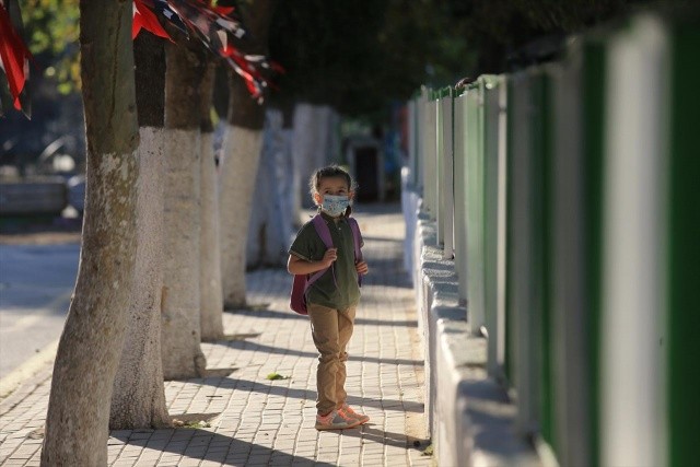 Salgın döneminde veli ve ziyaretçilerin mümkün olduğunca okul bahçesi de dahil okul içerisine girişlerine izin verilmeyecek.

