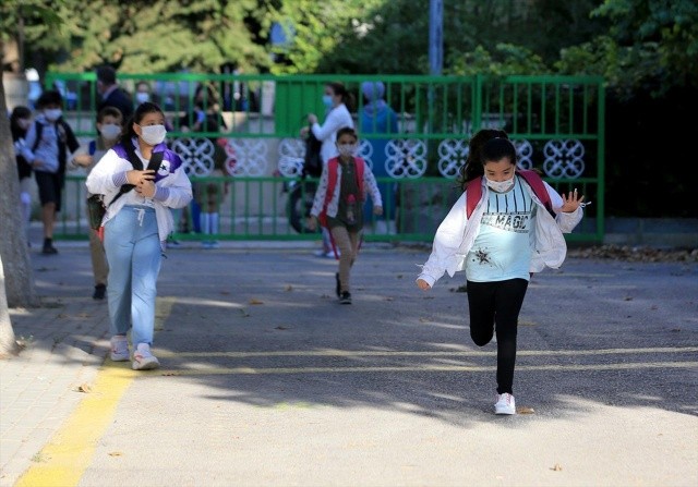 Zorunlu durumlarda ziyaretçilerin okul bahçesi girişi, bahçenin olmadığı durumlarda da en dış noktadan itibaren girişleri sırasında maske takmaları sağlanacak. Ziyaretçilerin okul içine alınması gerektiğinde ise HES kodu kontrolü yapılacak.

