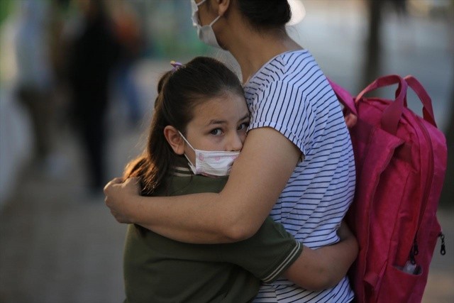 Yaklaşık 58 bin okula Kovid-19 tedbirleri kapsamında maske, dezenfektan ve temizlik ihtiyaçlarıyla ilgili 650 milyon lira ödenek gönderildi, 113 bin temizlik personeli görevlendirildi.

