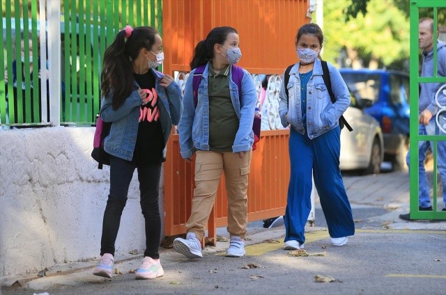 Okul içerisinde, ortak alanlarda, sınıflarda, öğretmen odalarındaki maske atık kutularının günlük boşaltılması sağlanacak. Tüm okullarda yeterli sayıda maske Milli Eğitim Bakanlığı tarafından temin edilecek.

