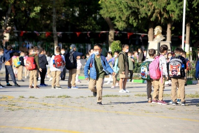 Okul bahçesinde ve çevresinde öğrencilerin, öğretmenlerin, diğer çalışanların kalabalık gruplar oluşturmaması, sosyal mesafeye dikkat edilmesi, teneffüs saatlerinin farklı zamanlarda düzenlenmesi, sınıf içerisinde öğrencilerin oturma düzeninin yüzleri aynı yöne dönük olacak şekilde oluşturulması sağlanacak. Bunun yanında, yüksek sesle yapılan egzersizler, açık alanda ve öğrenciler arasında tercihen en az 2 metre mesafe bırakılarak sürdürülecek. 
