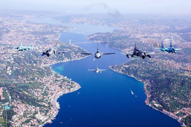 Türk Hava Kuvvetleri ile Azerbaycan Hava Kuvvetlerine ait uçaklar, TEKNOFEST dolayısıyla İstanbul Boğazı'nın eşsiz manzarasında selamlama uçuşu gerçekleştirdi.