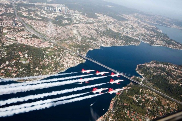 Türk Hava Kuvvetleri’ne ait birçok uçağın yanı sıra Azerbaycan Hava Kuvvetlerine ait MIG-29 uçakları da İstanbul Boğazı üzerinde selamlama uçuşu gerçekleştirdi.