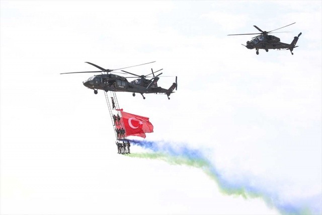 Festival kapsamında İçişlerine bağlı helikopterler ve Atak helikopterleri gösteri uçuşu yaptı.