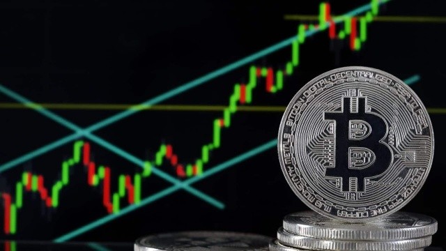 <p>BITCOIN</p>
Yüksek volatilitesi sebebiyle oldukça riskli olan Bitcoin türevleri de son yıllarda yüksek getiri sağlayan yatırım araçları arasında yer alıyor. Sanal paralar geleceğin teknolojisi olarak da görülüyor. 28 Kasım 2017’de 10 bin dolar olan Bitcoin’in şu sıralar 65 bin doları aştığını düşünürsek yatırımcısına 4 yılda 55 bin dolar kazandırdı. Yıl başında ise 31 bin 175 dolar seviyesinde bulunan en büyük kripto para şimdi 34 bin 639 dolar kâr ettirdi. 