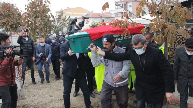 Ölümüyle Türkiye'yi hüzne boğan 2,5 yaşındaki Müslüme Yağal'ın cenazesi Karaman'da son yolculuğuna uğurlandı.