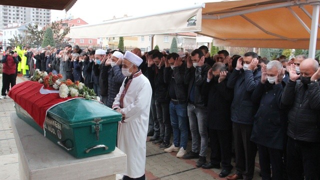 Cenaze namazına Müslüme'nin dedesi İbrahim Yağal, yakınları, Karaman Valisi Mehmet Alpaslan Işık, Karaman Belediye Başkanı Savaş Kalaycı, milletvekilleri ile çok sayıda vatandaş katıldı. 