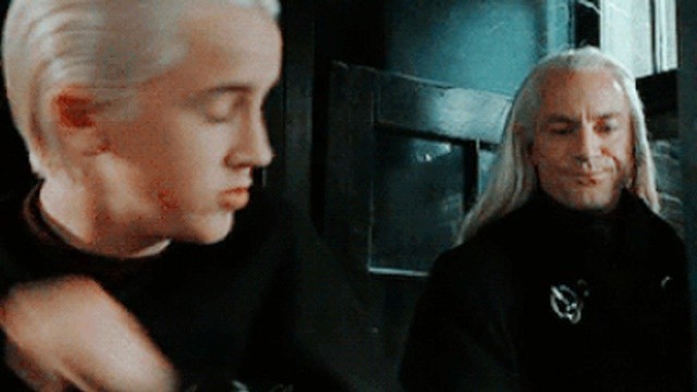 6. Draco'nun babası tarafından bir şeye dokunmaması için uyarıldığı sahnede yaşanan olayın bilinmeyen bir yüzüde, aslında ilk çekimde Jason, elindeki bastonla Tom'un eline vurmuştu. Ancak bastonun ucunda keskin kısımlar olduğunu bilmiyordu. O zamanlar küçük bir çocuk olan Tom'un canı öylesine yandı ki, gözleri doldu. Bunun üzerine Jason Tom'dan birçok kez özür diledi.