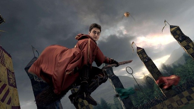 4. En zor sahneler Quidditch oyunu zamanlarıydı. Çünkü izleyicilerin oyunun kurallarını tam olarak anlaması, yönetmenin iyi bir şekilde aktarması gerekiyordu. Bu sebeple serinin yazarı J. K. Rowling, yönetmenin oyunu iyi bir şekilde aktarabilmesi için Quidditch'in kurallarının yer aldığı temel bir kural kitabı hazırladı.