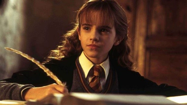 1. Kitaplar ilk çıktığında yaşı daha çok küçük olan  Emma Watson’a kitapları babası okuyordu. Harry Potter’ın o kadar büyük bir hayranıydı ki, babasının durmasını asla istemiyordu! Yalnızca Emma değil, ekipteki gençlerin hepsi çocukken kitapları çılgınca okuyordu ve filmde yer almadan önce de Harry Potter'ın büyük bir hayranıydılar.