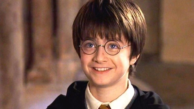 3. Filmin ekibi bir bir belli olurken Harry Potter karakterini canlandıracak oyuncuyu bulamıyorlardı. Bir gün televizyonda David Copperfield'da yer alan küçük Daniel'ı gördüler ve o an onun Harry olmasına karar verdiler. Ancak başlangıçta Daniel'ın ailesi Harry Potter projesine sıcak bakmadı çünkü Daniel'ın hayatının tamamen aksayacağını düşündüler.
