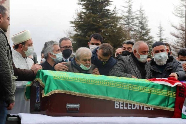 27 yaşındaki futbolcu, Ankara'da kılınan cenaze namazının ardından Elmadağ Kargalı Mezarlığı'na defnedildi. Gözyaşlarının sel olduğu cenaze töreninde genç evladını kaybetmenin acısını yaşayan baba Ali Çalık'ın 