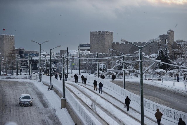 İstanbul'da kar Fatih ve Zeytinburnu ilçelerinde etkili oldu. Yağış nedeniyle tramvay seferlerinde aksamalar yaşanırken vatandaşlar yürümek zorunda kaldı.
