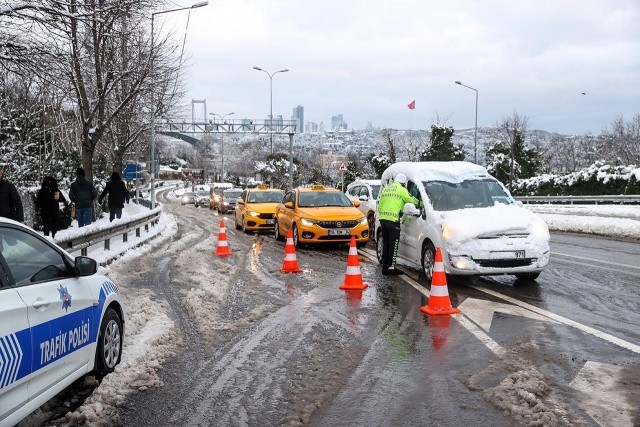 İstanbul'da olumsuz hava koşullarının devam etmesi sebebiyle saat 13.00’e kadar özel araçların trafiğe çıkış yapamayacağı bildirildi. 