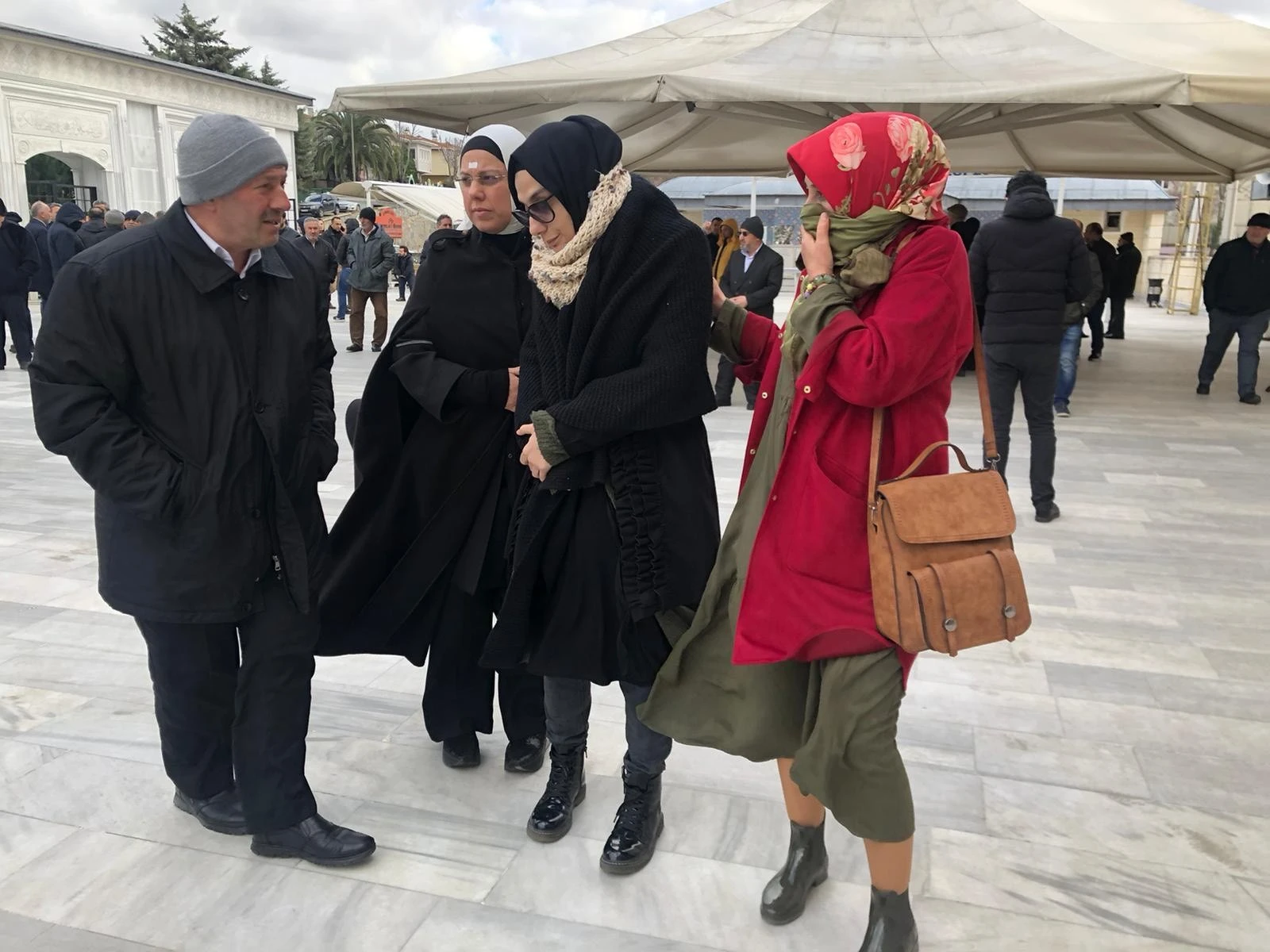 Esra Elönü’nün babası son yolculuğuna uğurlandı