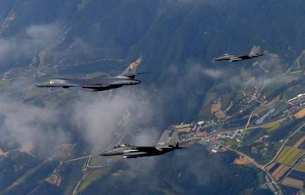 Trump'tan Kuzey Kore'ye bombardıman uçağıyla gözdağı