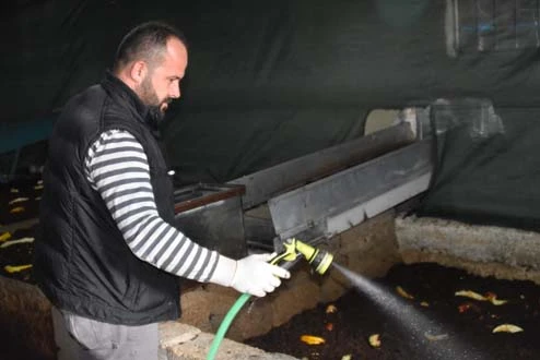 5 milyon solucan besleyip, gübre üretiyor