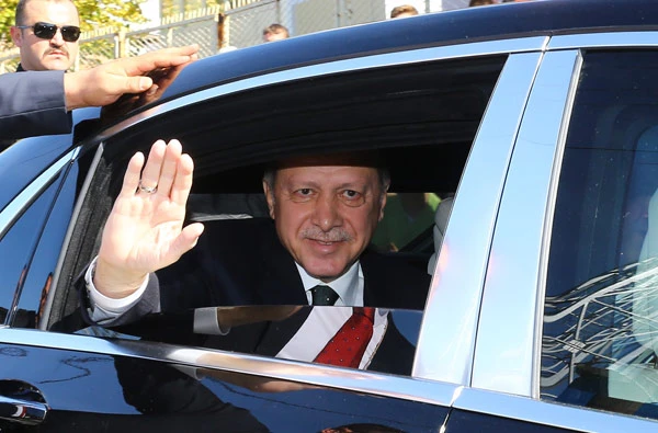 Erdoğan'ı Türk bayraklarıyla karşıladılar
