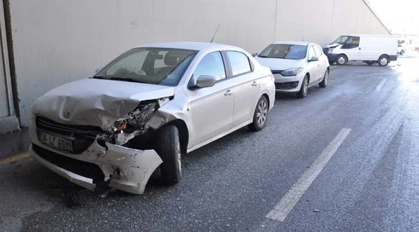 Ankara'da buzlanan alt geçitte 23 araç birbirine girdi