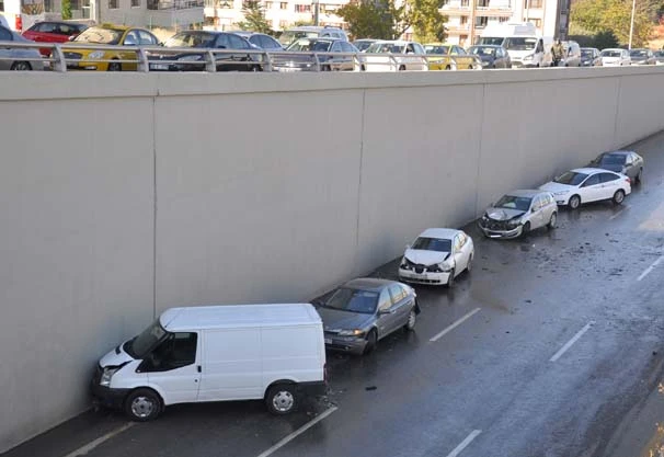 Ankara'da buzlanan alt geçitte 23 araç birbirine girdi