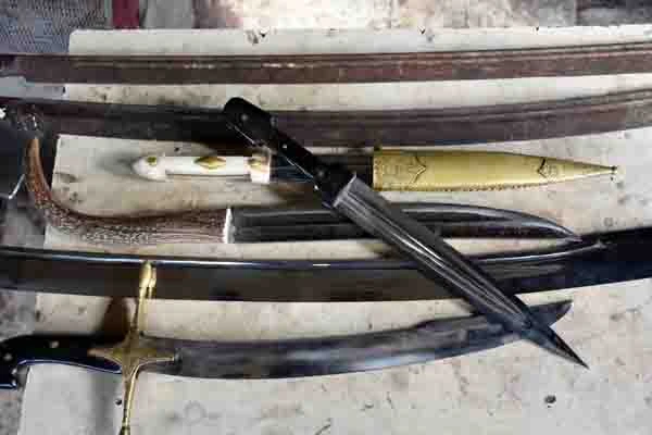 Tarihi kılıçların benzerlerini yapıyor